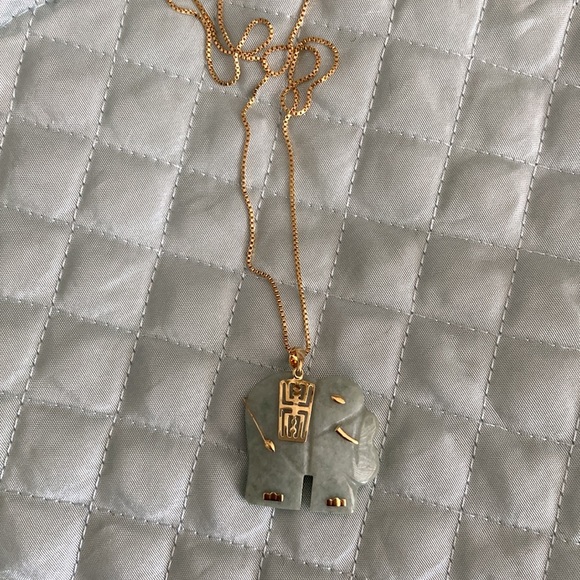genuine jade carved elephant pendant 18in gold over sterling box chain - Picture 6 of 7